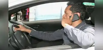 Uno de cada cinco peruanos entre 18 a 25 años usa el celular al conducir en Lima: estudio revela serios riesgos en el tráfico Uno de cada cinco peruanos entre 18 a 25 años usa el celular al conducir en Lima: estudio revela serios riesgos en el tráfico