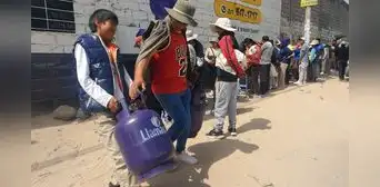 Arequipeños hacen filas desde la madrugada por un balón de gas doméstico: hay incremento de precio y temor a escasez Arequipeños hacen filas desde la madrugada por un balón de gas doméstico: hay incremento de precio y temor a escasez