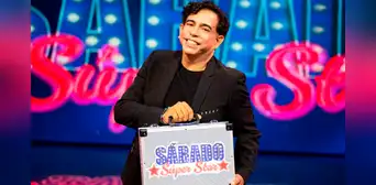¡Sin peluca ni polleras! Ernesto Pimentel vuelve a la conducción con 'Sábado Súper Star' y competiría con Gisela Valcárcel