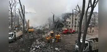 Rusia lanza oleada de misiles contra Ucrania: ataque deja al menos 12 muertos y un edificio residencial en escombros