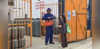 Desabastecimiento eleva precio del balón de gas hasta casi los 100 soles en Lima y Callao: "Se aprovechan de la situación" Desabastecimiento eleva precio del balón de gas hasta casi los 100 soles en Lima y Callao: "Se aprovechan de la situación"