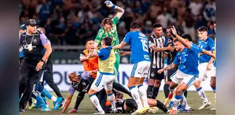 Partido en Brasil termina con 23 expulsados e impone nuevo récord: la escandalosa pelea en la final entre Cruzeiro y Atlético Mineiro Partido en Brasil termina con 23 expulsados e impone nuevo récord: la escandalosa pelea en la final entre Cruzeiro y Atlético Mineiro