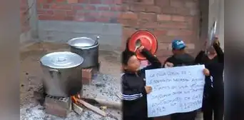 Olla común en VMT cocina a leña ante incremento del precio de gas y productos en mercados: “No nos alcanza” Olla común en VMT cocina a leña ante incremento del precio de gas y productos en mercados: “No nos alcanza”