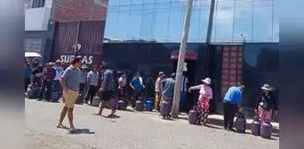 Tacna: largas colas en planta envasadora por alza del precio del balón de GLP Tacna: largas colas en planta envasadora por alza del precio del balón de GLP