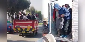 Arequipa: pasajeros viajan en camiones tras paralización de transportistas por alza de combustible Arequipa: pasajeros viajan en camiones tras paralización de transportistas por alza de combustible