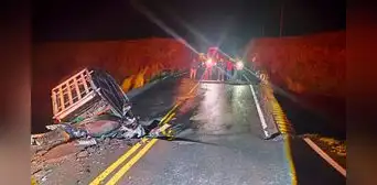 Puente que une Áncash y Lima colapsa por intensas lluvias: vehículo queda atrapado y deja 1 fallecido
