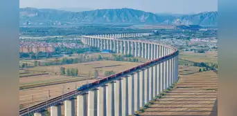 China construye un megapuente de 1.800 km a través de una de las zonas más extremas del planeta China construye un megapuente de 1.800 km a través de una de las zonas más extremas del planeta