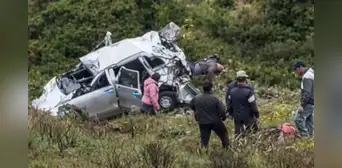 Miniván cae a un abismo en Huancavelica: al menos un fallecido y ocho docentes heridos deja trágico accidente Miniván cae a un abismo en Huancavelica: al menos un fallecido y ocho docentes heridos deja trágico accidente