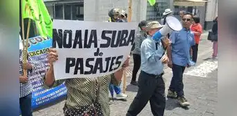 Arequipa: protestan contra alza del pasaje en el transporte urbano Arequipa: protestan contra alza del pasaje en el transporte urbano