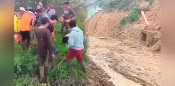 Encuentran cuerpo sin vida de adulto mayor sepultado en combi tras deslizamiento por fuertes lluvia en Piura Encuentran cuerpo sin vida de adulto mayor sepultado en combi tras deslizamiento por fuertes lluvia en Piura