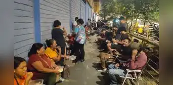 Padres pasan la noche afuera de colegio en San Juan de Lurigancho para asegurar vacantes en inicio del año escolar
