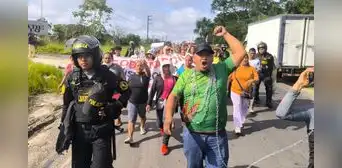 Padres bloquean carretera en Loreto el primer día de clases para exigir reconstrucción de colegio: “Exponen sus vidas” Padres bloquean carretera en Loreto el primer día de clases para exigir reconstrucción de colegio: “Exponen sus vidas”