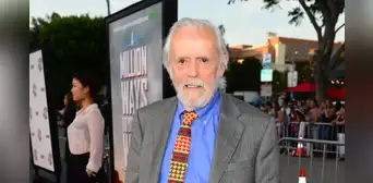 Muere Matt Clark, actor de ‘Volver al futuro’, a los 89 años por complicaciones tras una cirugía a la espalda Muere Matt Clark, actor de ‘Volver al futuro’, a los 89 años por complicaciones tras una cirugía a la espalda