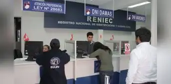 Trabajadores de Reniec tramitaron DNI gratis de forma irregular para terceros y familiares, advierte Contraloría Trabajadores de Reniec tramitaron DNI gratis de forma irregular para terceros y familiares, advierte Contraloría