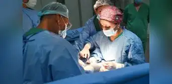 INSN: Médicos extraen tumor de 2 kilos a niño de 1 año