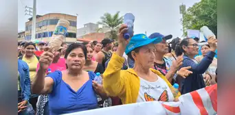 Iquitos: padres de familia protestan en el GORE Loreto por colegios en colapso e inundaciones en el distrito de Belén