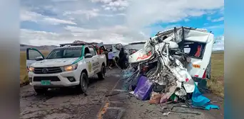 Trece personas fallecidas deja choque entre miniván y tráiler en carretera Arequipa-Puno Trece personas fallecidas deja choque entre miniván y tráiler en carretera Arequipa-Puno