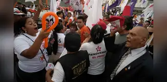 Debate presidencial: portátiles del APRA y el fujimorismo se enfrentan a las afueras del Centro de Convenciones Debate presidencial: portátiles del APRA y el fujimorismo se enfrentan a las afueras del Centro de Convenciones