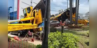 Grúa se vuelca y causa daños a vehículos estacionados en la av. Del Pinar en Surco: un conductor resultó herido Grúa se vuelca y causa daños a vehículos estacionados en la av. Del Pinar en Surco: un conductor resultó herido