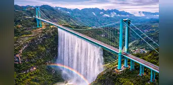 China rompe un récord al crear un puente con cascada que reduce viajes a 2 minutos y supera 2 veces el tamaño de la Torre Eiffel China rompe un récord al crear un puente con cascada que reduce viajes a 2 minutos y supera 2 veces el tamaño de la Torre Eiffel
