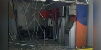 Delincuentes detonan explosivo dentro de local de cajeros automáticos y sustraen S/22.000 en Lurín Delincuentes detonan explosivo dentro de local de cajeros automáticos y sustraen S/22.000 en Lurín