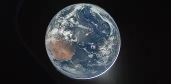 Artemis II se acerca más a la Luna: astronautas de la NASA capturan en imágenes a la Tierra completa desde la nave espacial
