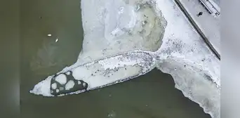 Un espectáculo inusual en el Mar Báltico: un naufragio de 400 años de antigüedad queda al descubierto debido al bajo nivel del mar Un espectáculo inusual en el Mar Báltico: un naufragio de 400 años de antigüedad queda al descubierto debido al bajo nivel del mar