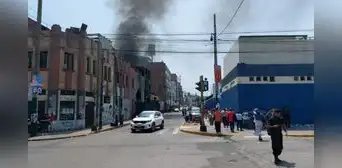 Nuevo incendio frente al Hospital Almenara: edificio se prende en llamas en La Victoria