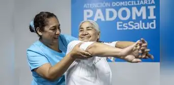 Más de 52.000 adultos mayores reciben atención en casa con apoyo de cuidadores