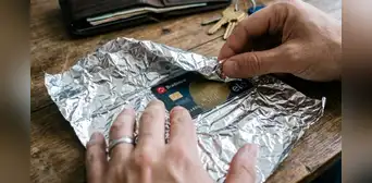 Cubren tarjetas bancarias con papel de aluminio: ¿para qué sirve y qué tan efectivo es contra fraudes? Cubren tarjetas bancarias con papel de aluminio: ¿para qué sirve y qué tan efectivo es contra fraudes?