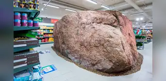 Como no pudieron quitarla, construyeron un supermercado a su alrededor: una roca gigante de la última era glacial