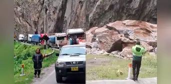 Deslizamiento de enormes rocas bloquea el km 97 de la Carretera Central y deja varados a transportistas