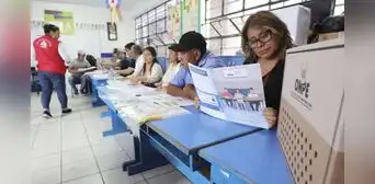 Ciudadanos reportan que mesas de votación no abren por falta de material electoral en varios puntos de Lima