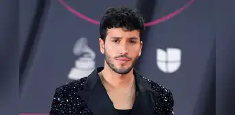 Sebastián Yatra confiesa que todavía duerme junto a sus padres a sus 31 años y explica por qué: “Nos quedamos hablando”