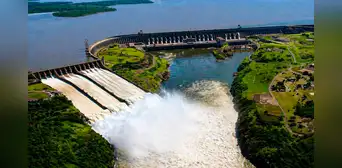 La central hidroeléctrica de casi 8 km en Sudamérica que compite con China por liderar la energía mundial: posee un lago artificial La central hidroeléctrica de casi 8 km en Sudamérica que compite con China por liderar la energía mundial: posee un lago artificial