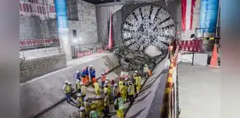 La megamaquinaria que se encuentra operando en Perú mide 120 m. de largo y pesa 1.750 toneladas: ayuda en la construcción de un importante proyecto La megamaquinaria que se encuentra operando en Perú mide 120 m. de largo y pesa 1.750 toneladas: ayuda en la construcción de un importante proyecto