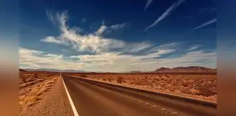 La carretera más recta del mundo pone a prueba a los conductores en el desierto: fue construida solo para un rey