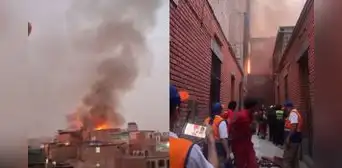 Incendio de código 3 en el Cercado de Lima consume almacén de 5 pisos y genera intensa emergencia