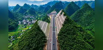 China cruza sus propios límites y parte una montaña a la mitad para construir una autopista de 4 carriles que conecte a zonas aisladas China cruza sus propios límites y parte una montaña a la mitad para construir una autopista de 4 carriles que conecte a zonas aisladas