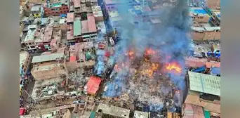 Dantesco incendio en Chancay deja a 70 familias sin hogar: viviendas eran prefabricadas y brindan ayuda humanitaria Dantesco incendio en Chancay deja a 70 familias sin hogar: viviendas eran prefabricadas y brindan ayuda humanitaria