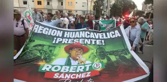 Simpatizantes de Juntos por el Perú realizan plantón frente al JNE para protestar contra la narrativa del fraude Simpatizantes de Juntos por el Perú realizan plantón frente al JNE para protestar contra la narrativa del fraude