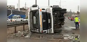 SJM: camión frigorífico con productos marinos se vuelca en la Panamericana Sur y genera fuerte congestión vehicular SJM: camión frigorífico con productos marinos se vuelca en la Panamericana Sur y genera fuerte congestión vehicular