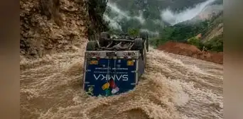 Chofer salva de morir tras despiste de su camión que cayó volcado fuera de la vía Leymebamba-Chachapoyas, en el Amazonas