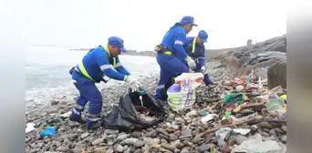 Más de 5 toneladas de basura aparecen en las orillas de playas de Miraflores tras fuerte oleaje