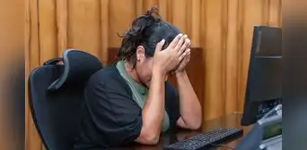 Salud mental en alerta: 7 de cada 10 casos de ansiedad y depresión laboral afectan a mujeres, advierte EsSalud