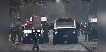Multitudinarias marchas por el Día del Trabajador en Chile causan destrozos y enfrentamientos con carabineros