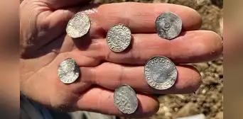 Arqueólogos descubren el mayor tesoro vikingo con 3.000 monedas de plata: “Los detectores no paraban de pitar”