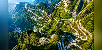China asombra con la carretera más desafiante del mundo: 99 curvas y un ascenso a 1.300 metros de altitud en plena montaña