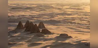 Estas pirámides se encuentran a más de 1.000 kilómetros de las construidas en Egipto, pero ¿qué hacen aquí?
