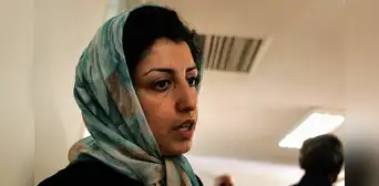 La Nobel Narges Mohammadi se encuentra "entre la vida y la muerte" tras ser hospitalizada en medio de su cautiverio La Nobel Narges Mohammadi se encuentra "entre la vida y la muerte" tras ser hospitalizada en medio de su cautiverio